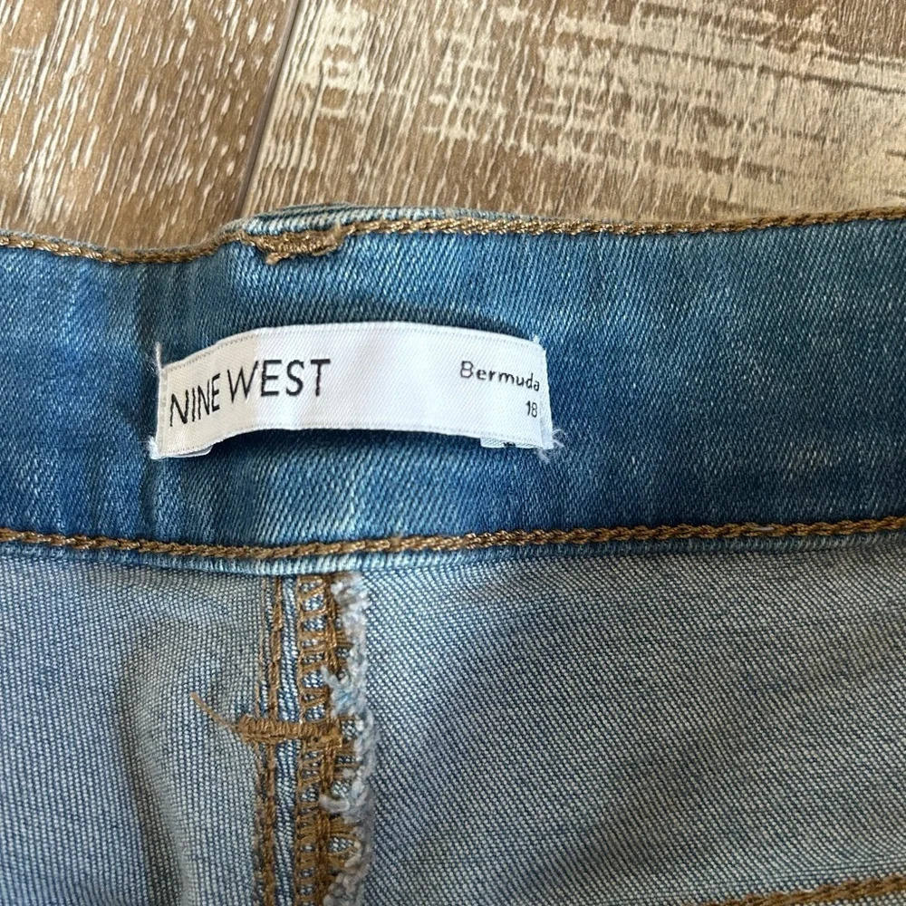 Nine West Women’s Bermuda Mid Rise Denim Jean Shorts Size 28 - Picture 9 of 10